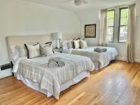 The Designers Den-Sleeps 10, Pets ok, 5min to IHFC & HPU, Emerywood!