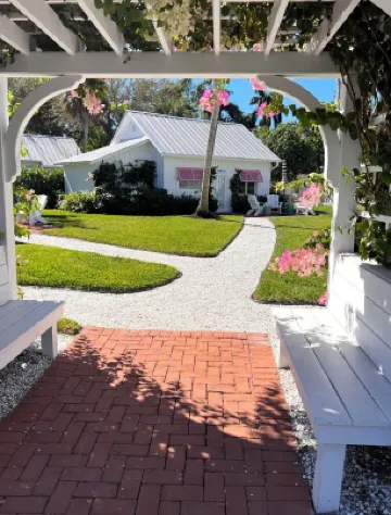 Location!!! A One Bedroom Cottage, 2 Blocks from Gulf, and Old Naples.