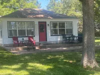 Newly renovated kitchenette. The Cozy cottage at the Marion County Lake.
