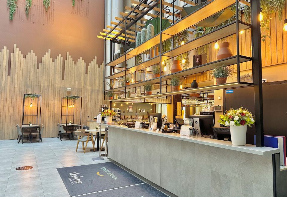 스카이라인 에어포트 호텔의 아늑한 로비 모습