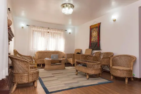 Tembas House Отели рядом с достопримечательностью «Drikung Kagyu Rinchen Ling Monastery»