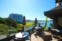 Spinnakers Brewpub & Guesthouses Hotels in Langford