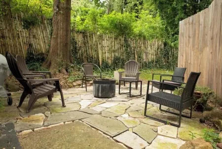 Cozy 2-bedroom bungalow in lovely Winston-Salem Отели рядом с достопримечательностью «M.C. Benton Jr. Convention Center»