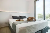 Phaedrus Living: Seaside Executive Flat Harbour 205