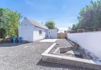 Lovely 1-Bed Cottage in Kelty with Hot Tub Hotels in Kelty