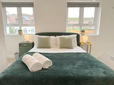 Cotswold's Large 4 Bed House-Sleeps 10-Free Parking-Wifi Hotels in 