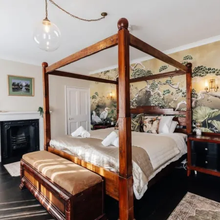 Central Townhouse with Garden & Free Parking