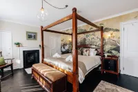 Central Townhouse with Garden & Free Parking