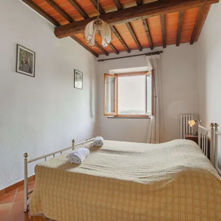 Spacious Tuscany Retreat