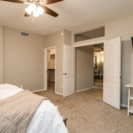 Massive 5 Bdrm Getaway WPool, Hot Tub, Game Room