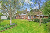 Charming Beach Getaway - Spacious 4BR sunny garden