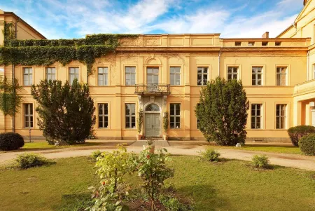 Schlosshotel Ziethen Отели в г. Фельтен