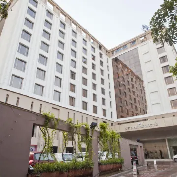 Pride Plaza Hotel, Ahmedabad Отели рядом с достопримечательностью «Торговый центр Alpha One»