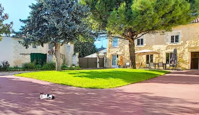 Gites Jardin-Darcy - Piscine au SEL Hotel di Jonzac