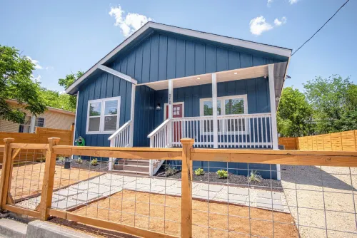 Beautiful Fenced 3Br 2BA Near Exciting Downtown - Bungalows