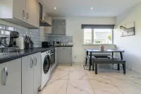 4Br-Sleeps8-Privategarden-Freeparking