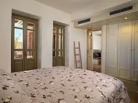 Themonies Luxury Suites - parking