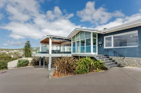 Ocean Vista by the Bnb Collection Отели в г. Олбани