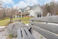 GetAways at Haliburton Heights Hotel a Dysart and Others