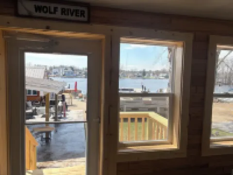 Charming 3-bedroom house with beautiful views of the Wolf River!