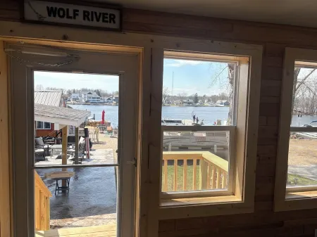 Charming 3-bedroom house with beautiful views of the Wolf River!