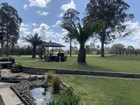 Bella Farmhouse.Private. 10 Acres. Outdoor Spa. BBQ. 5 Min Drive to Wineries Отели в г. Сеснок