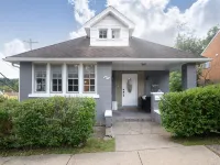 Charming Carnegie Cottage 15 Minutes from Airport & Downtown Hotels in Carnegie