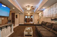 Lake Life Escape. 5 Minutes to the beach, zoo, & casino