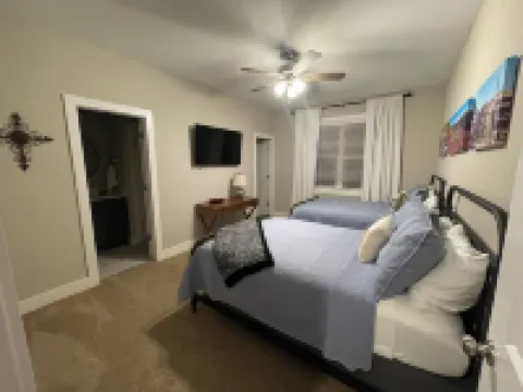 College Football Playoff Condo, 5 Min. to Stadium and 1.5 Miles Off the Square.