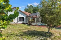Florida Fun Home with fully fenced, pool backyard and game room 포트 샬로트 비치 공원 주변 호텔