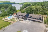 Kitchenette, Smart TV and Outdoor Pool View - Cozy Retreat Hotels in Terra Alta