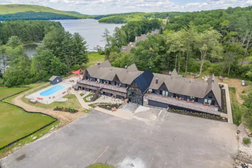 Lakeside Patio and Luxurious Amenities - Serene Executive Retreat Hotel a Terra Alta