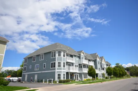 Charming Condo with Balcony and Central Air - Inviting Urban Retreat