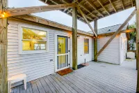 Beach Across the Street Ocean View Home w/ Roof Deck, Porch, AC - Dogs OK Hotel a Folly Beach