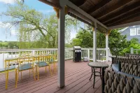 Dock, Kayaks and Stunning Views - Charming Lakeside Escape Hotel a Limerick