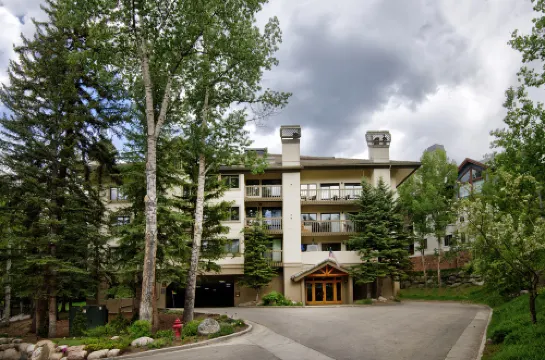 Airy Condo with Hot Tub and Scenic Views - Charming Rustic Retreat