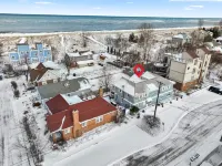 Sunny Retreat Steps from Lake Michigan - Charming Family Oasis Hotels in Michigan City