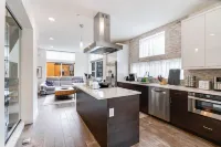 Prime Location Near Seattle Center and Attractions - Charming Townhome Hotels in Wedgwood