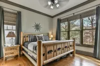 Stylish Mountain Getaway with Cozy Fireplace and Modern Comfort - Charming Lodge