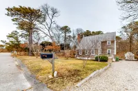 Cheery house with deck, sunroom & patio - short walk to pond, beach & Rail Trail Hotel a Brewster