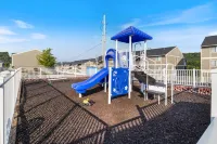Two Pools, Playground and Pristine Lake Access - Serene Family Haven Hotel a Brumley