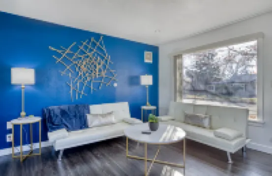 Bright Living Space with Free Parking and Smart TVs - Stunning Getaway