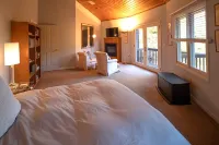 Scenic Views and Cozy Outdoor Space - Charming Mountain Retreat