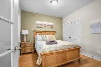 Spacious Living and Lush Greenery - Inviting Townhome Retreat Hotel a Green Hill