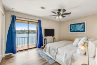 Sunny & spacious lake view condo with furnished balcony & pool access Hotels in Hot Springs