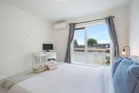 Private Rooftop Patio and Smart Home Features - Modern Urban Oasis Hotels in fremont