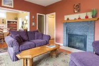 Scenic Mountain and River Views with Cozy Decor - Charming Cottage Retreat