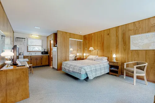 Fabulous studio suite just a few steps from the water w/WiFi, bay views Hotels in Wolfeboro
