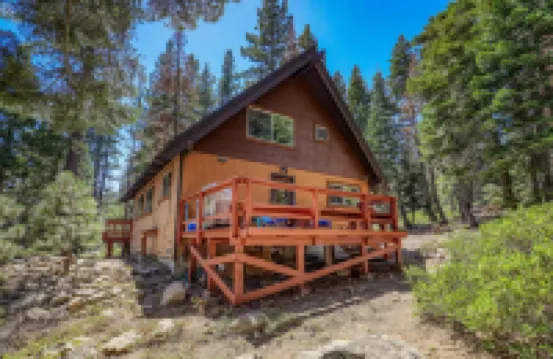 Charming Cabin with Deck and Community Pool - Cozy Mountain Retreat Hotels in Homewood