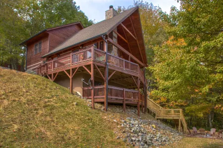 Hot Tub and Breathtaking Long-Range Views - Cozy Charming Retreat